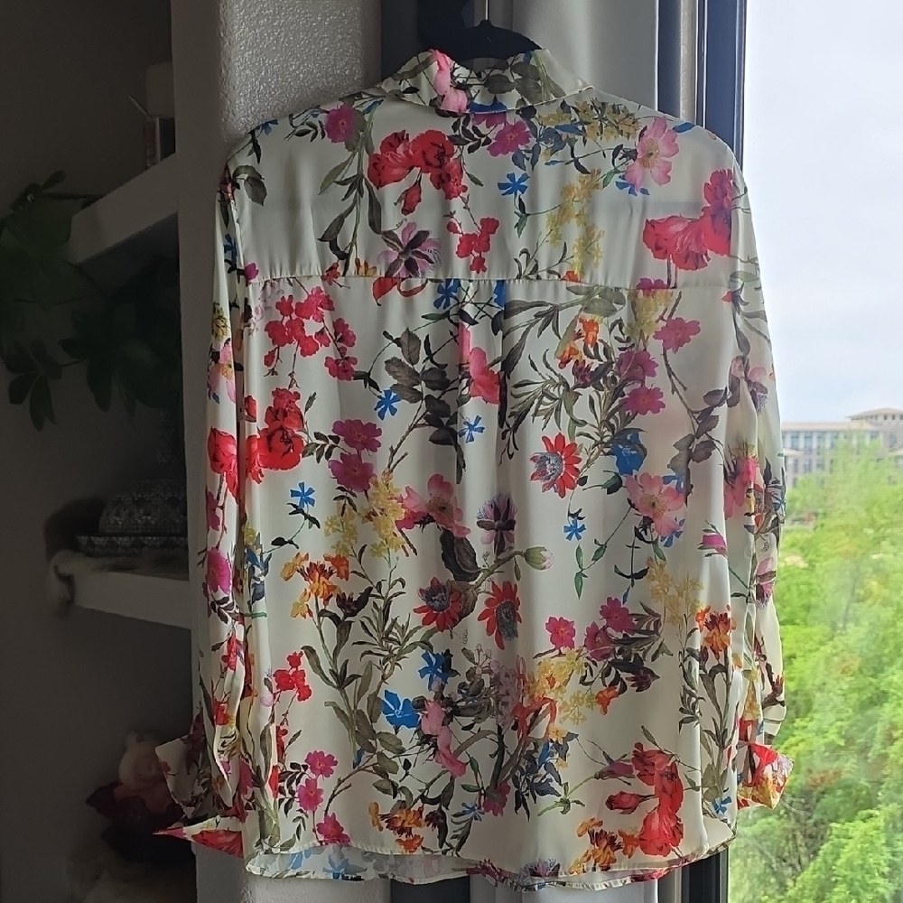 Philosophy Cream Floral Button-Front Blouse with Red & Blue Accents XL - Picture 5 of 9